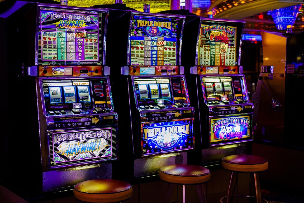 mmr slot ဒေါင်းလုဒ် Android iOS APP ဖုန်းဖြင့် ကစားနေသောပုံ